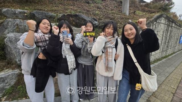 ▲ 2026학년도 대학수학능력시험 당일인 13일 시험장인 봉의고 앞에서 후배들이 시험장으로 향하는 선배들을 응원하고 있다.