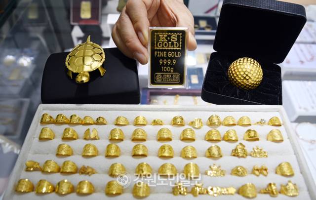 ▲ 국제 금값은 온스당 3천600달러를 돌파하며 최고치를 경신한 11일 춘천의 한 금은방에서 직원이 골드바를 들어보이고 있다. 방도겸 기자