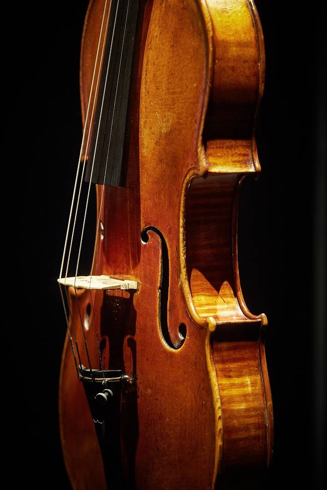 서울 덕수궁을 찾은 스트라디바리우스 베수비오. 1727년작 베수비오는 현악기 명장 스트라디바리의 80대 원숙기에 제작된 악기다. (.c)문덕관