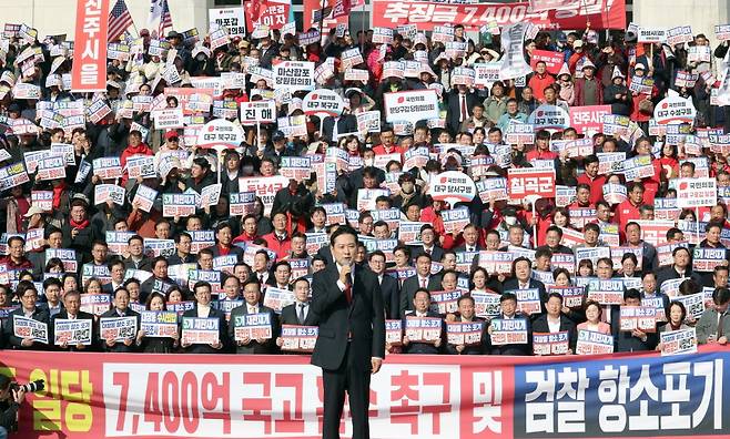 장동혁 국민의힘 대표가 12일 서울 여의도 국회 본청 계단에서 열린 '대장동 일당 7400억 국고 환수 촉구 및 검찰 항소 포기 외압 규탄대회'에서 발언하고 있다./사진=문경덕 기자