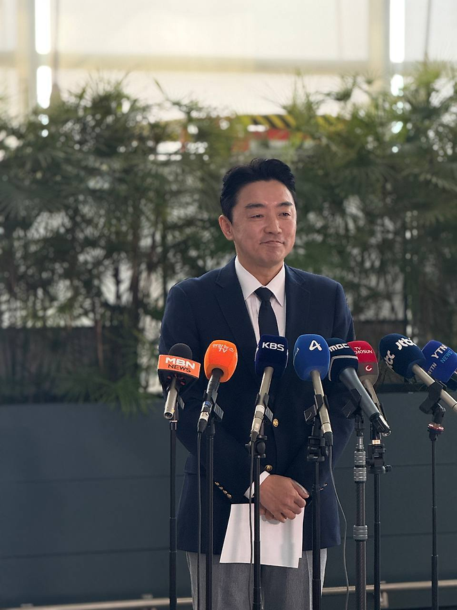 강훈식 대통령비서실장이 지난달  19일 전략경제협력특사 자격으로 유럽으로 출국하기 전 인천국제공항에서 기자들과 문답을 주고받고 있다. 강훈식 대통령비서실장 페이스북