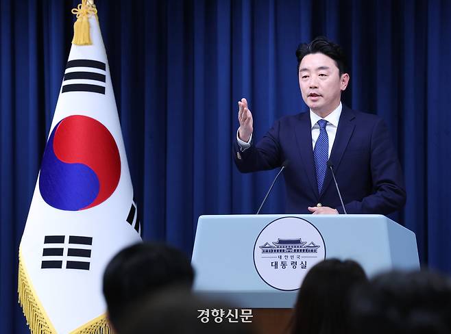 강훈식 비서실장이 3일 서울 용산 대통령실에서 현안 관련 브리핑을 하고 있다. 대통령실사진기자단