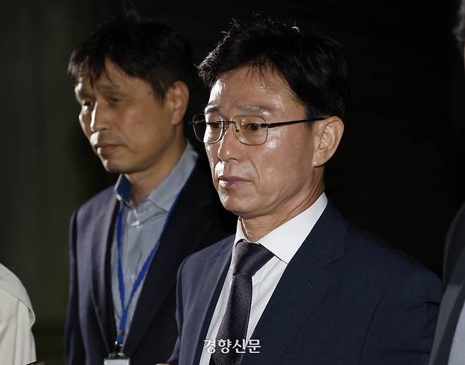 해병대 채모 상병 순직사건 관련 업무상과실치사상 혐의로 구속영장이 청구된 임성근 전 해병대 1사단장이 지난달 23일 서울중앙지법에서 열린 구속 전 피의자 심문(영장실질심사)을 마치고 대기장소로 이동하고 있다. 문재원 기자