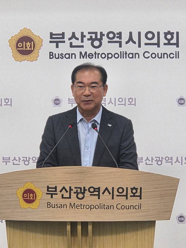 국민의힘 소속 조병길 사상구청장이 13일 부산시의회에서 기자회견을 하고 있다.