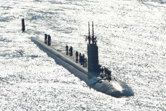 The U.S. Navy's Los Angeles-class nuclear-powered submarine USS Alexandria is seen arriving at the Busan Naval Operations Base in Busan on Feb. 10. Commissioned in 1991, the Alexandria, measuring 110 meters long and 10 meters wide, entered Busan to load supplies and provide crew rest, marking the submarine's first port call in Korea. [NEWS1]