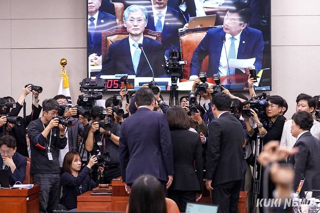 국민의힘 소속 법제사법위원들이 지난달 13일 서울 여의도 국회에서 열린 법제사법위원회의 대법원 등에 대한 국정감사에서 조희대 대법원장의 이석과 의사진행 방식 등을 두고 항의하고 있다. 유희태 기자