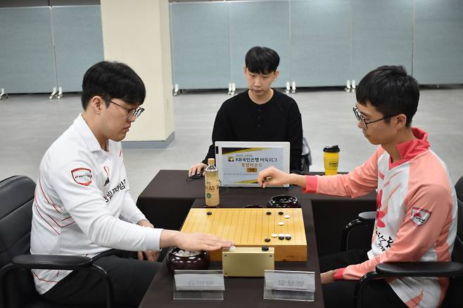 전주 1지명 변상일 9단(오른쪽)이 시즌 초반 3연승을 달렸다. 이 승리는 영림프라임창호의 연승을 저지하는 귀중한 결승점으로 작용했다. 한국기원 제공