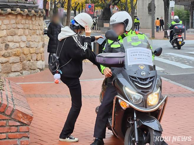 13일 오전 8시에 비상수송차량을 타고 이화여고 시험장에 등장한 수험생 모습. 서지영 기자&nbsp;