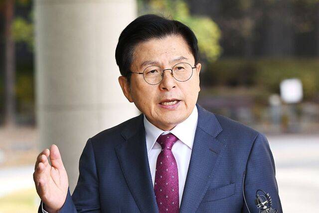 내란 선동 혐의로 체포영장이 집행된 황교안 전 국무총리가 12일 서울 서초구 서울고등검찰청에 마련된 특검팀 사무실로 들어가기 전 기자들에게 입장을 밝히고 있다. 내란 특검은 황 전 총리가 세 차례 출석 요구에 불응해 체포영장을 발부받았다. 윤웅 기자