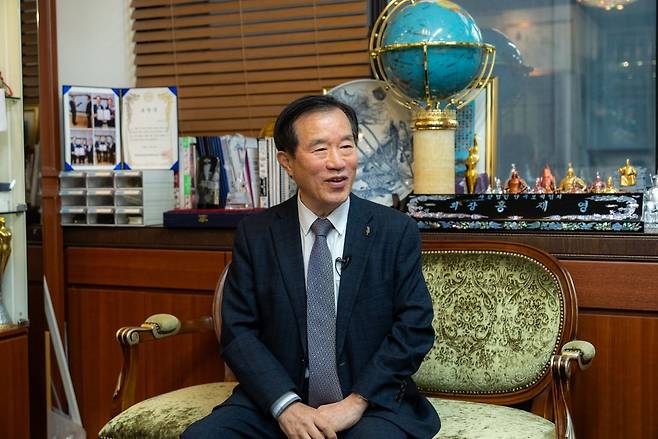 홍재영 한국보석협회 명예회장이 13일 국민일보와의 인터뷰에서 국내 보석산업의 경쟁력 강화 방안과 향후 정책 과제를 설명하고 있다. 그는 48년간 현장을 지켜온 경험을 바탕으로 산업 발전 전략을 제시했다. 한국보석협회 제공