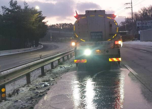 염수분사차량(제설). 경기도 제공