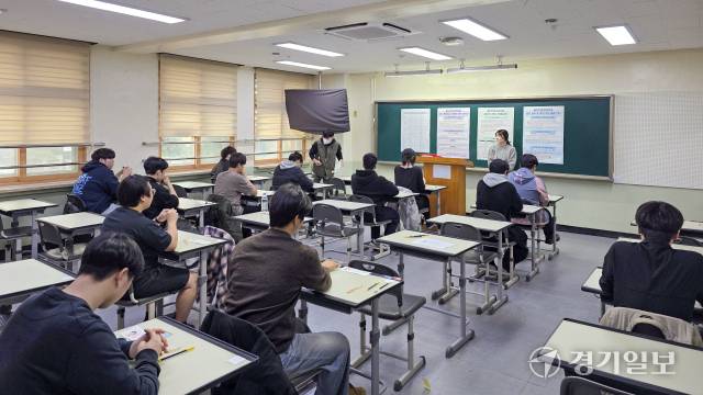 13일 수능 시험을 바로 앞둔 수원효원고 시험장. 경기도교육청이 위험물 차단을 위한 특별 지침을 내림에 따라 수험생들이 필기구와 시계 외 가방을 모두 교실 문 밖으로 둔 모습이다. 오종민기자