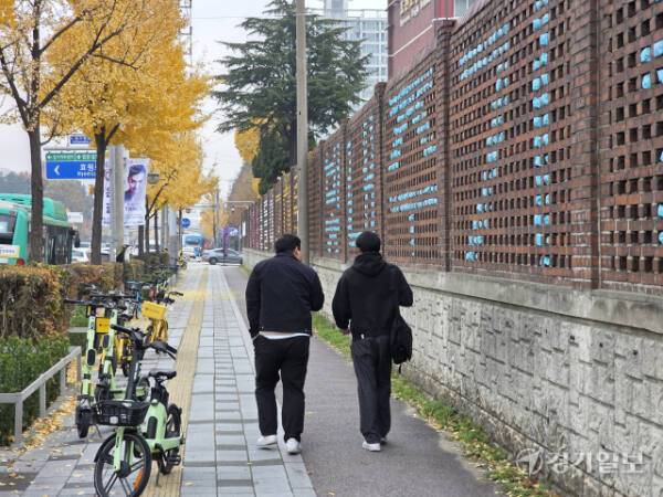 수능을 포기한 뒤 학교 밖으로 걸어나오는 학생과 함께 동행한 친구의 뒷모습. 오종민기자