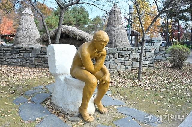 해우재 박물관 외부 공원에 조형된 조형물. 홍기웅기자