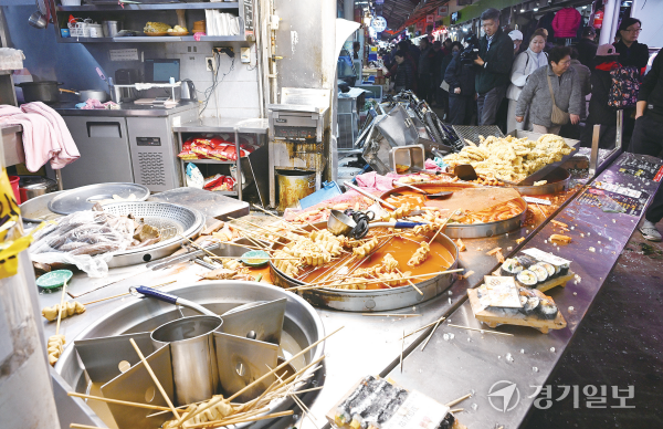 13일 오전 트럭 돌진 사고로 20명의 사상자가 발생한 부천시 오정구 원종동 부천제일시장 곳곳이 처참한 모습을 보이고 있다. 조병석기자