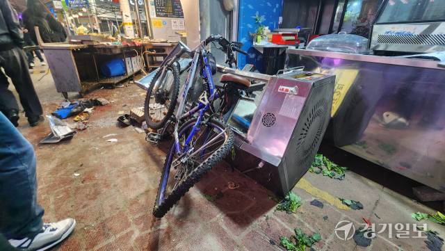 13일 오전 10시55분께 부천시 오정구 원종동 부천제일시장에서 차량이 돌진하는 사고가 발생한 가운데 사고로 파손된 장비들이 널브러져 있다. 한준호기자