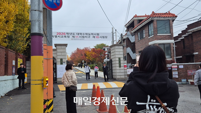 2026학년도 대학수학능력시험이 치러진 13일 서울 동대문구 해성여자고등학교 앞에서 학부모들이 자녀를 입실시킨 후에도 발걸음을 떼지 못하고 있다. [이수민 기자]