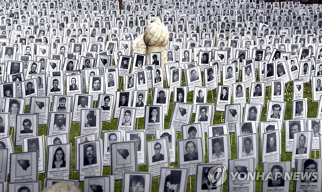 사라예보 한 공원에 전시된 보스니아 전쟁 희생자 사진 [EPA 연합뉴스]