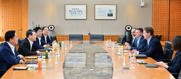 (왼쪽부터) LG디스플레이 정철동 CEO, LG전자 조주완 CEO, LG에너지솔루션 김동명 CEO, LG이노텍 문혁수 CEO, 메르세데스-벤츠R&D코리아 컬삿 카르탈 센터장, 메르세데스-벤츠코리아 마티아스 바이틀 대표이사, 메르세데스-벤츠그룹AG 올라 칼레니우스 CEO, 메르세데스-벤츠 이다 볼프 기업본부 총괄이 서울 여의도 LG 트윈타워에서 만나 미래 모빌리티 분야 협력 강화를 논의했다 [사진 제공=벤츠코리아]