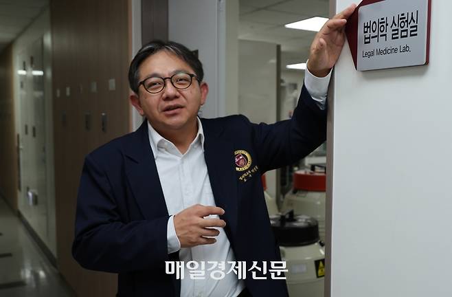 박성환 고려대학교 의과대학 법의학교실 교수가 매일경제와 인터뷰 후 고려대 법의학 실험실 앞에서 사진 촬영하고 있다.  [김재훈 기자]