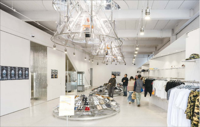 ‘휠&로드’를 콘셉트로 올해 리뉴얼한 ‘카시나 성수점’ (윤관식 기자)