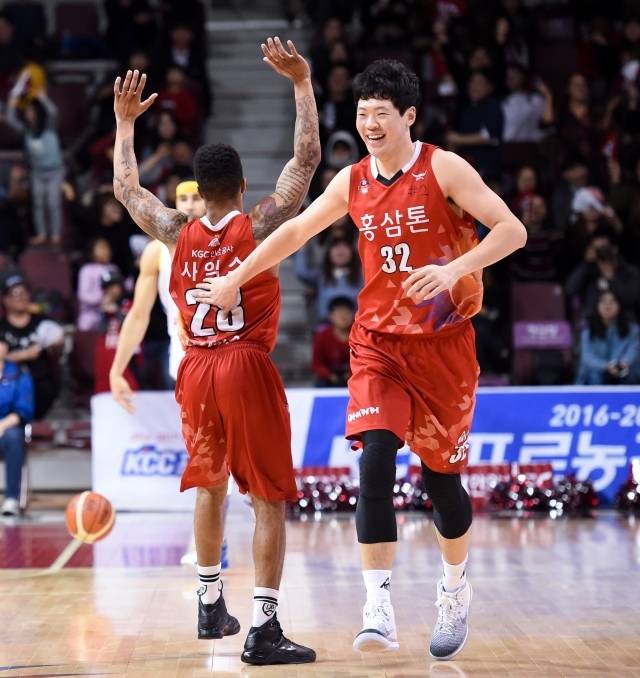 KBL은 8년 전, 김철욱이 임동섭에게 고의적인 발 걸기를 했을 때 제재금 200만원을 부과한 바 있다. 그러나 8년이 지난 지금은 1/4 수준인 50만원으로 줄었다. 사진=KBL 제공