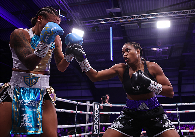 세계복싱평의회 여자 라이트급 챔피언 캐럴라인 뒤부아(오른쪽)가 2025년 1월 영국 셰필드의 캐논 메디컬 아레나 타이틀 1차 방어전에서 도전자 제시카 카마라를 때리고 있다. 사진=Reuters=연합뉴스 제공