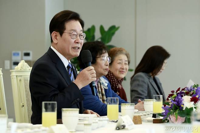 [서울=뉴시스] 최동준 기자 = 이재명 대통령이 13일 서울 용산 대통령실 청사에서 열린 민주화실천가족운동협의회 초청 오찬 간담회에서 인사말을 하고 있다. 2025.11.13. photocdj@newsis.com /사진=최동준