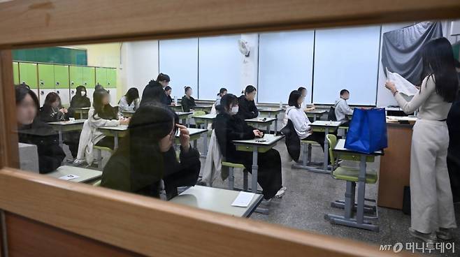(서울=뉴스1) 사진공동취재단 = 2026학년도 대학수학능력시험일인 13일 오전 서울 광진구 광남고등학교에서 수험생들이 시험 시작을 기다리고 있다. 2025.11.13/뉴스1 Copyright (C) 뉴스1. All rights reserved. 무단 전재 및 재배포, AI학습 이용 금지. /사진=(서울=뉴스1) 사진공동취재단