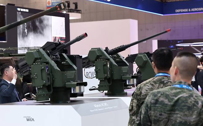 서울국제항공우주 및 방위산업 전시회 'ADEX 2025'에서 현대위아 부스를 찾은 관람객들이 원격사격통제체계 RCWS를 살펴보고 있다. /사진=뉴스1