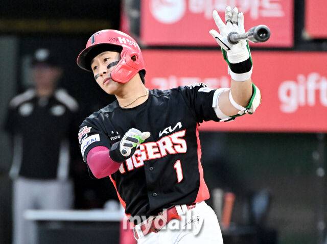 20일 오후 경기도 수원시 조원동 수원kt위즈파크에서 진행된 '2025 프로야구 KBO리그' kt위즈와 KIA타이거즈의 경기.기아 박찬호가 3회초 2사에서 안타를 치고 있다./마이데일리