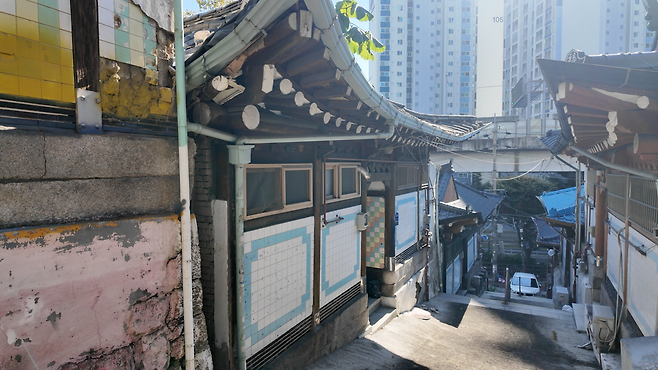 서울 성북구 정릉동에 위치한 한옥이 최저입찰가 5억원대에 경매시장에 나왔다. 안경찬 PD