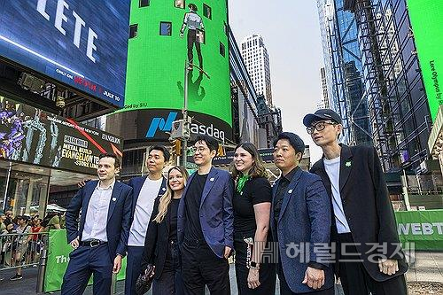 웹툰 작가들과 함께 선 김준구 웹툰엔터테인먼트 대표(가운데) [네이버웹툰 제공]