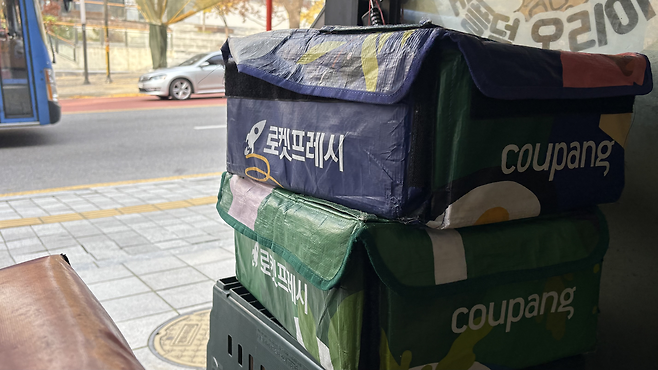 새벽배송을 제한하려는 움직임에 음식점을 운영하는 소상공인이 크게 반발하고 있다. 사진은 서울 서대문구 신촌역 인근 음식점 앞에 신선식자재 배송 서비스인 로켓프레시 상자가 놓여있는 모습  박연수 기자