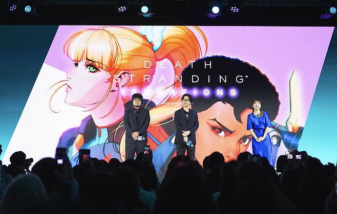 13일 홍콩 디즈니랜드 호텔에서 진행된 ‘디즈니+ 오리지널 프리뷰’ 행사에서 (오른쪽부터) 게임 크리에이터 코지마 히데오 감독과 사노 타카유키 감독이 애니메이션 ‘데스 스트랜딩: 고립(가제)’ 제작 소식을 발표하고 있다. [월트디즈니 컴퍼니 제공]