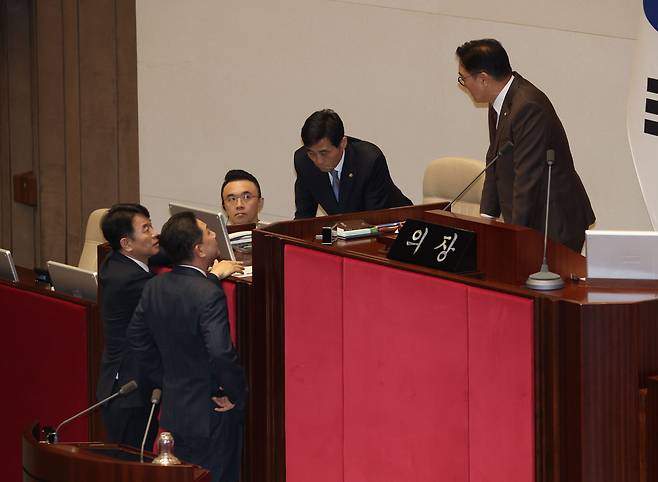 13일 국회 본회의에서 국토교통위원회 소관 법안 처리를 앞두고 국민의힘 의원들이 김윤덕 국토교통부 장관의 회의 불참을 문제 삼으며 퇴장한 가운데 우원식 국회의장이 더불어민주당의 김병기 원내대표, 문진석 원내수석부대표를 불러 대화를 나누고 있다. [연합]