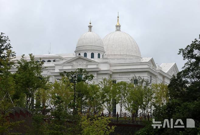 [가평=뉴시스] 김건희 여사 의혹을 수사하는 민중기 특별검사팀이 통일교 압수수색에 들어간 지난 7월 18일 오후 경기 가평군 통일교 천원궁 모습. (사진=뉴시스DB). photo@newsis.com
