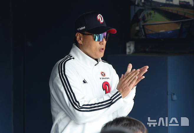 [서울=뉴시스] 김금보 기자 = 14일 오후 서울 송파구 잠실야구장에서 열린 2025 프로야구 두산 베어스와 KIA 타이거즈의 시범경기, 두산 이승엽 감독이 경기를 지켜보고 있다. 2025.03.14. kgb@newsis.com