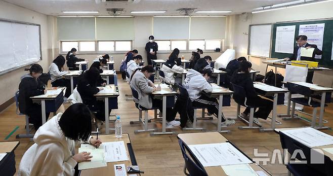 [인천=뉴시스] 전진환 기자 = 2026학년도 대학수학능력시험일인 13일 오전 인천시교육청 25지구 제53시험장이 마련된 인천 미추홀구 인화여자고등학교에서 수험생들이 답안지에 수험번호를 적고 있다. 2025.11.13. amin2@newsis.com