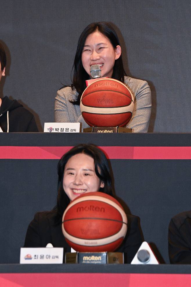 BNK 박정은 감독(위)과 신한은행 최윤아 감독. WKBL 제공