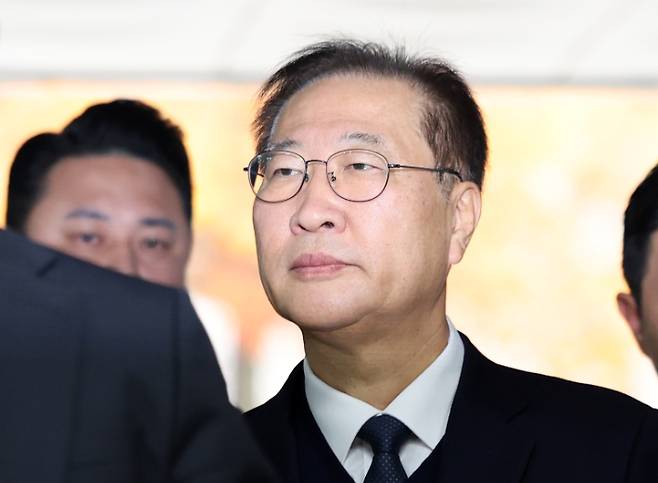 내란 중요임무 종사 및 직권남용 권리행사 방해 혐의로 구속영장이 청구된 박성재 전 법무부 장관이 13일 서울 서초구 서울중앙지법에서 열린 구속 전 피의자 심문(영장실질심사)에 출석하기 위해 법정으로 향하고 있다. 연합뉴스