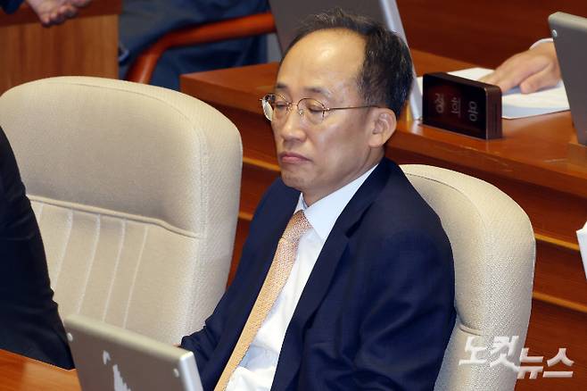 국민의힘 추경호 의원이 13일 오후 서울 여의도 국회에서 열린 제429회 국회(정기회) 제12차 본회의에 참석하고 있다. 윤창원 기자