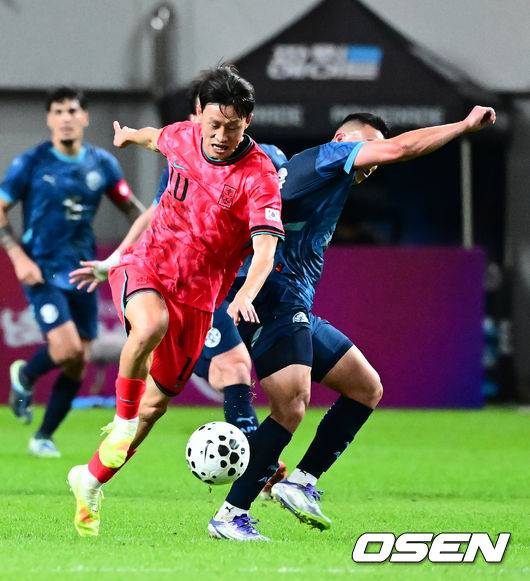 [OSEN=서울월드컵경기장, 지형준 기자]홍명보 감독이 이끄는 대한민국 대표팀과 파라과이의 A매치 평가전이 14일 오후 서울월드컵경기장에서 열렸다.'남미 강호' 파라과이는 지난 10일 일본 원정에서 2-2 무승부를 거두고 온 팀이다. 이번 경기는 홍명보호의 2026 북중미 월드컵 포트 배정을 두고도 중요한 일전이다.&nbsp;현재 한국은 오스트리아, 호주, 에콰도르와 치열한&nbsp;포트 2 막차 경쟁을 벌이고 있다.후반 한국 이재성이 드리블을 하고 있다. 2025.10.14. /jpnews@osen.co.kr