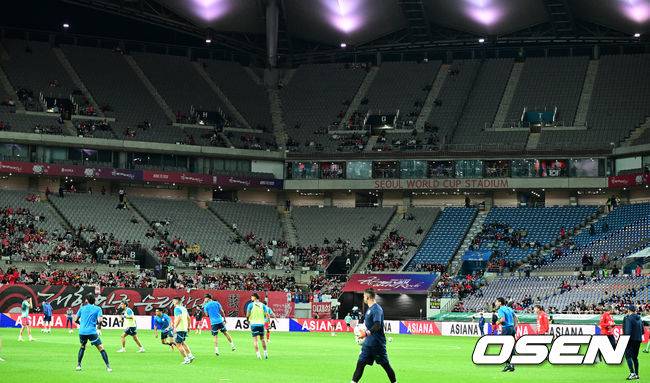 [OSEN=서울월드컵경기장, 지형준 기자]홍명보 감독이 이끄는 대한민국 대표팀과 파라과이의 A매치 평가전이 14일 오후 서울월드컵경기장에서 열렸다.'남미 강호' 파라과이는 지난 10일 일본 원정에서 2-2 무승부를 거두고 온 팀이다. 이번 경기는 홍명보호의 2026 북중미 월드컵 포트 배정을 두고도 중요한 일전이다. 현재 한국은 오스트리아, 호주, 에콰도르와 치열한 포트 2 막차 경쟁을 벌이고 있다.경기 개시 30분 정도 앞둔 시점에 관중석이 절반 가까이 비어 있다. 2025.10.14. /jpnews@osen.co.kr