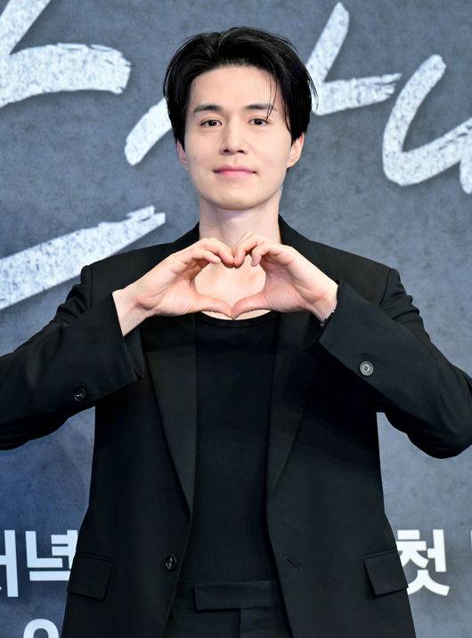 [OSEN=조은정 기자]JTBC 새 금요시리즈 ‘착한 사나이’ 제작발표회가 14일 서울 구로구 한 연회장에서 열렸다.‘착한 사나이’(연출 송해성·박홍수, 극본 김운경·김효석, 제공 SLL, 제작 하이브미디어코프·하이그라운드)는 3대 건달 집안의 장손이자 의외의 순정을 품은 박석철과 가수를 꿈꾸는 그의 첫사랑 강미영이 펼치는 감성 누아르다.배우 이동욱이 포즈를 취하고 있다. 2025.07.14/cej@osen.co.kr