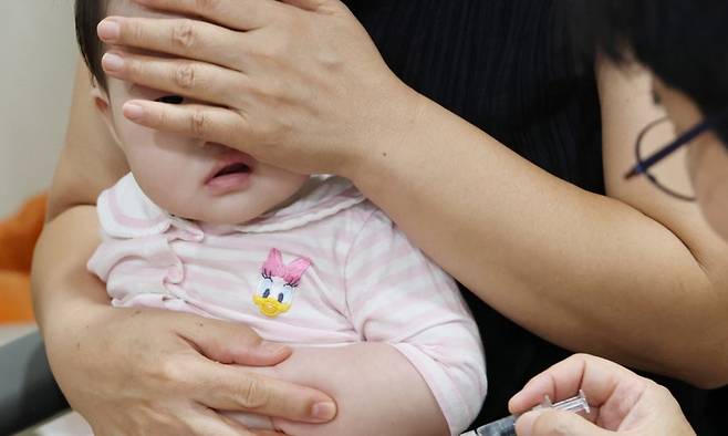 2025~2026절기 인플루엔자(독감) 국가예방접종이 시작된 9월 22일 경기 수원시 팔달구의 한 소아과에서 아이가 독감 예방접종을 받고 있다. 뉴스1