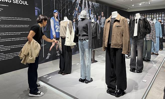 무신사가 지난달 일본 도쿄 시부야에 연 팝업스토어에 서울 6개 지역의 특성을 반영한 패션 제안 코너가 마련돼 있다. 도쿄=유태영 특파원