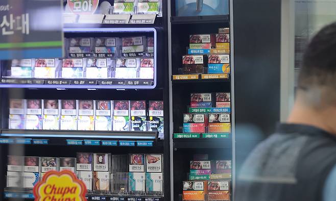 서울 시내 편의점에 담배 진열대 모습. 연합뉴스