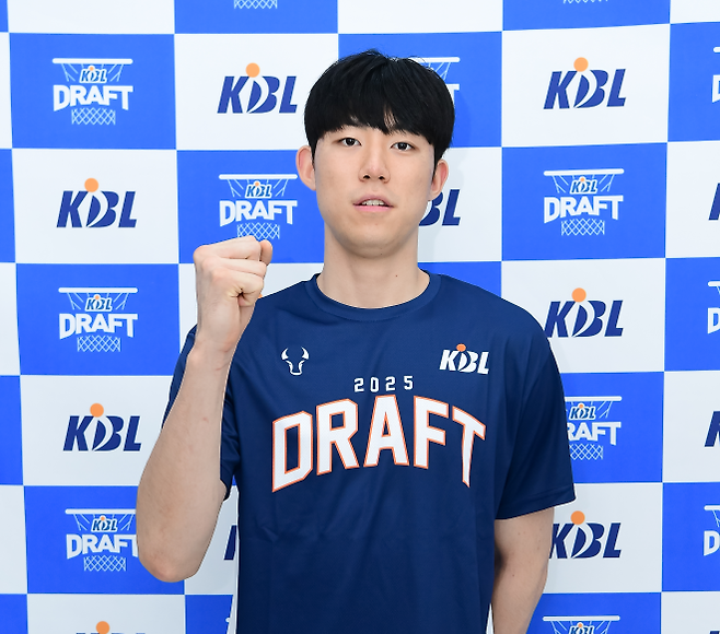 강을준 전 감독의 아들인 강지훈(연세대)이 지난달 16일 서울 강남구 KBL센터에서 열린 2025 신인드래프트 컴바인에서 각오를 다지고 있다. KBL 제공