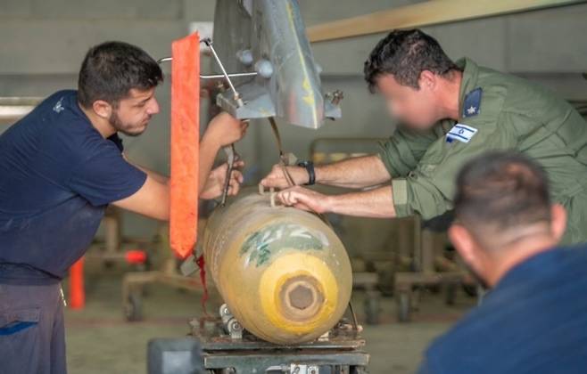 이스라엘 공군 정비 인력이 전투기에 폭탄을 장착하는 모습. 이스라엘 공군은 지난 12일 이 장면을 소셜미디어 엑스(X)에 공개했다.